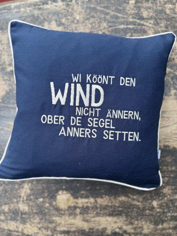 Wi köönt den Wind nich ännern, ober d Segel anners setten.
